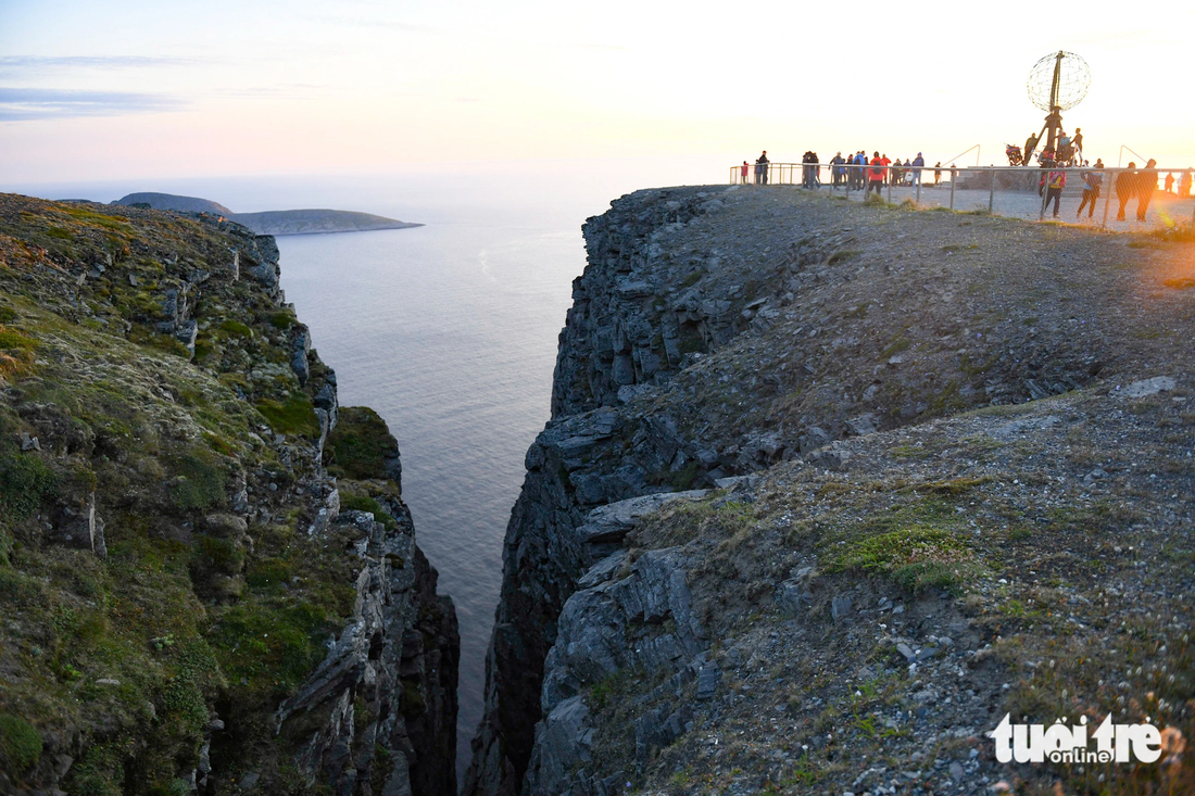 North Cape thuộc vùng Finnmark, phía bắc Na Uy, nằm trên một vách đá cao khoảng 307 mét bên biển Barents - Ảnh: NAM TRẦN