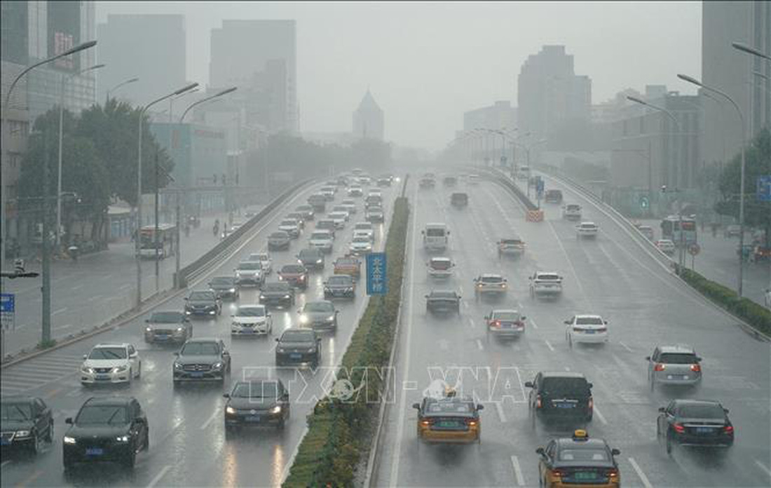 Mưa lớn do ảnh hưởng của bão Doksuri tại thủ đô Bắc Kinh, Trung Quốc ngày 29-7 - Ảnh:THX/TTXVN