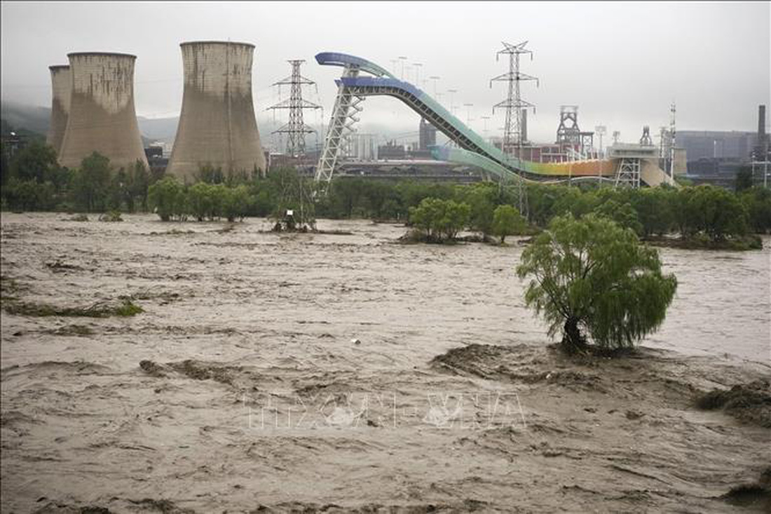 Nước sông dâng cao do mưa lớn tại Bắc Kinh, Trung Quốc ngày 31-7 - Ảnh: Kyodo/TTXVN