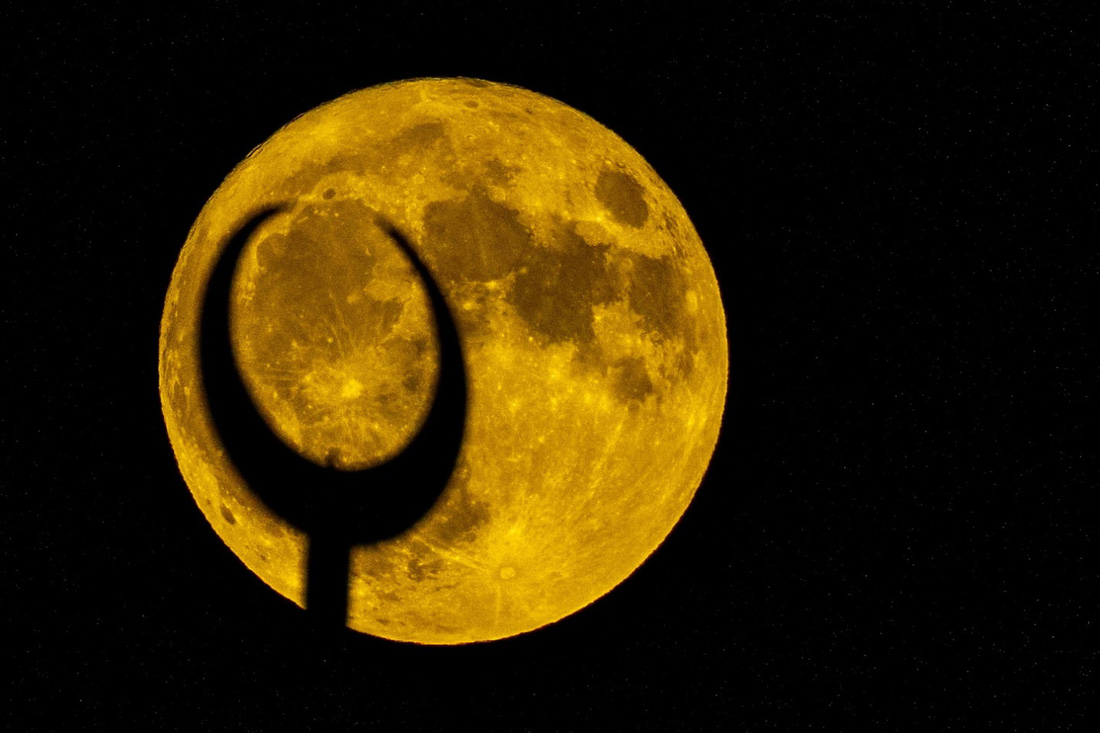 Siêu trăng hiện rõ ở thánh đường Hồi giáo trung tâm tại Beirut, thủ đô của Lebanon - Ảnh: HASSAN AMMAR