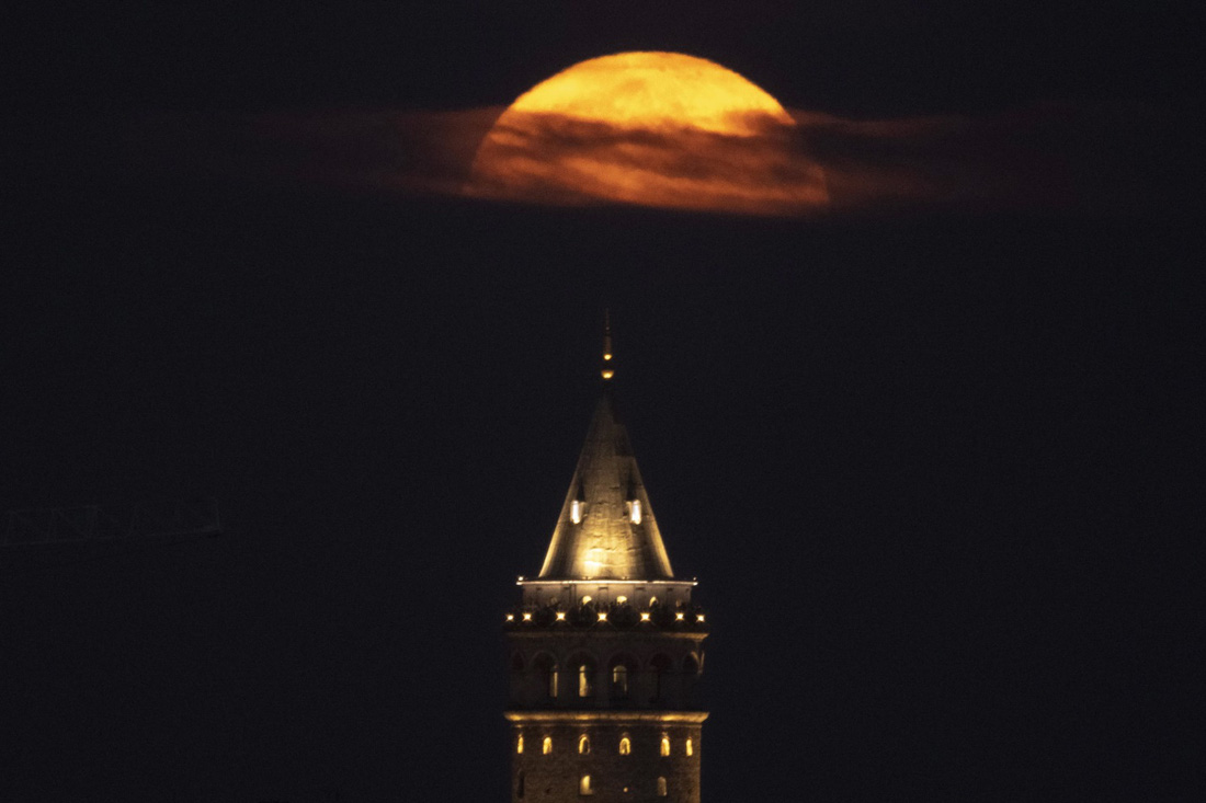 Mê mẩn mặt trăng tuyệt đẹp trong tháng hai siêu trăng hy hữu - Ảnh 6.