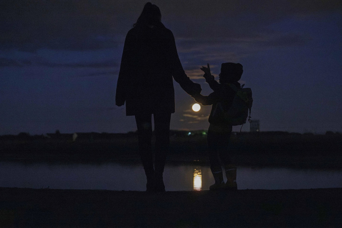 Hai mẹ con cùng ngắm nhìn siêu trăng tại thủ đô Berlin, Đức - Ảnh: CARSTEN KOALL