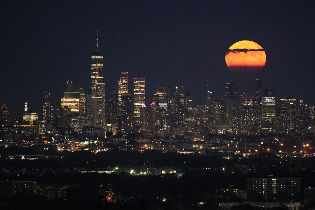 Mê mẩn mặt trăng tuyệt đẹp trong tháng hai siêu trăng hy hữu - Ảnh 11.