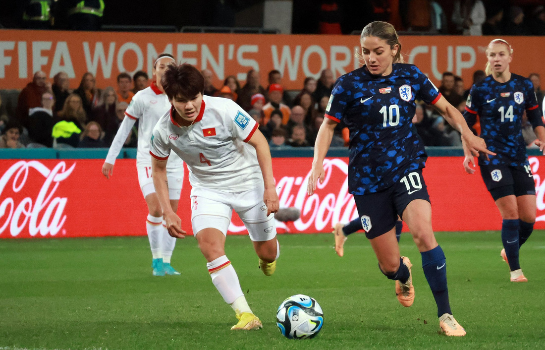 Trần Thị Thu (trái) trong trận gặp Hà Lan ở World Cup nữ 2023 - Ảnh: FIFA 