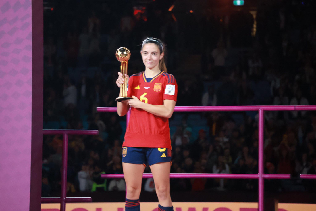 Tiền vệ Aitana Bonmati (Tây Ban Nha) giành danh hiệu Quả bóng vàng World Cup nữ 2023 - Ảnh: TRUNG NGHĨA