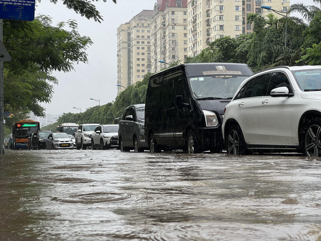 Đường Võ Chí Công (trước cổng tòa nhà Lotte Tây Hồ) ngập sâu sau cơn mưa lớn sáng 20-8 - Ảnh: PHẠM TUẤN