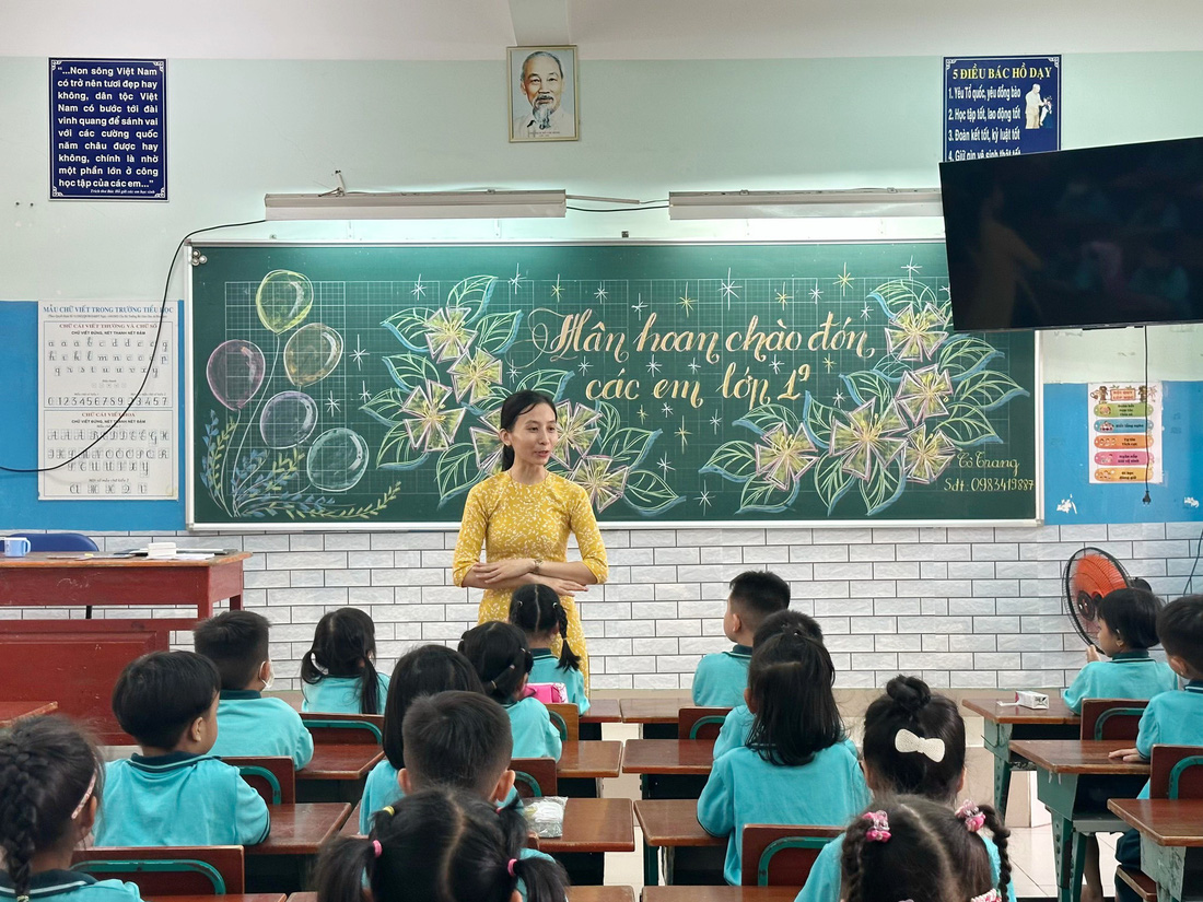 Học sinh lớp 1 Trường tiểu học Phước Bình, TP Thủ Đức trong buổi đầu làm quen với cô giáo - Ảnh: HẢI HẬU