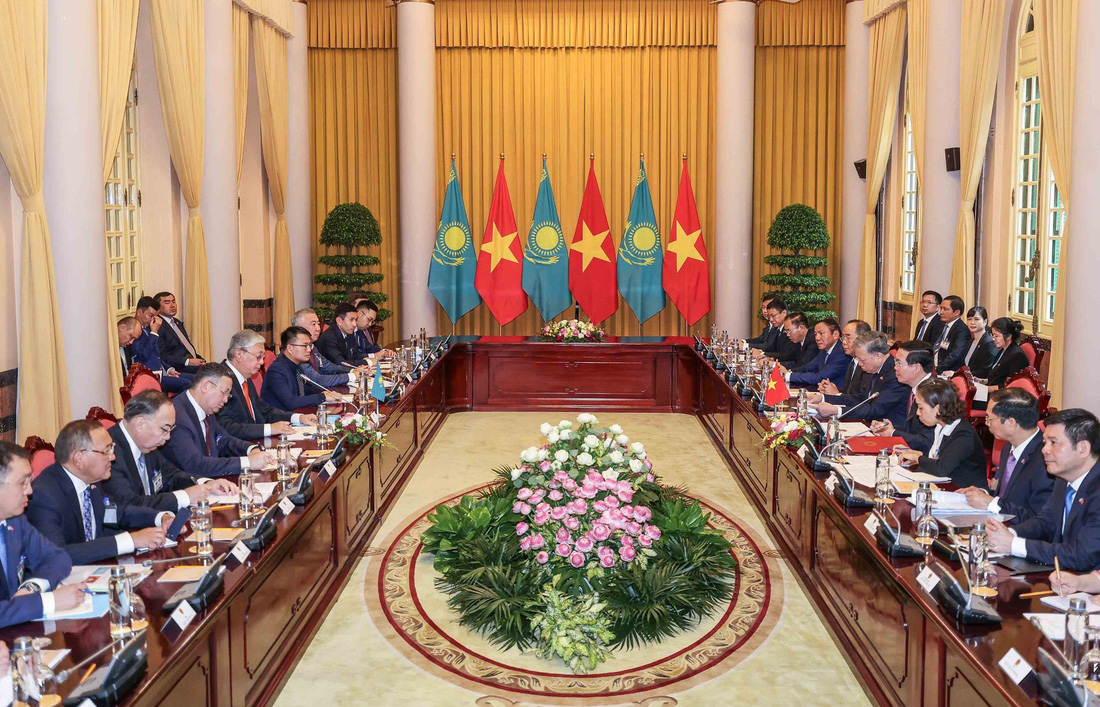 Toàn cảnh cuộc hội đàm giữa Chủ tịch nước Võ Văn Thưởng và Tổng thống Kazakhstan Kassym-Jomart Tokayev - Ảnh: NGUYỄN KHÁNH