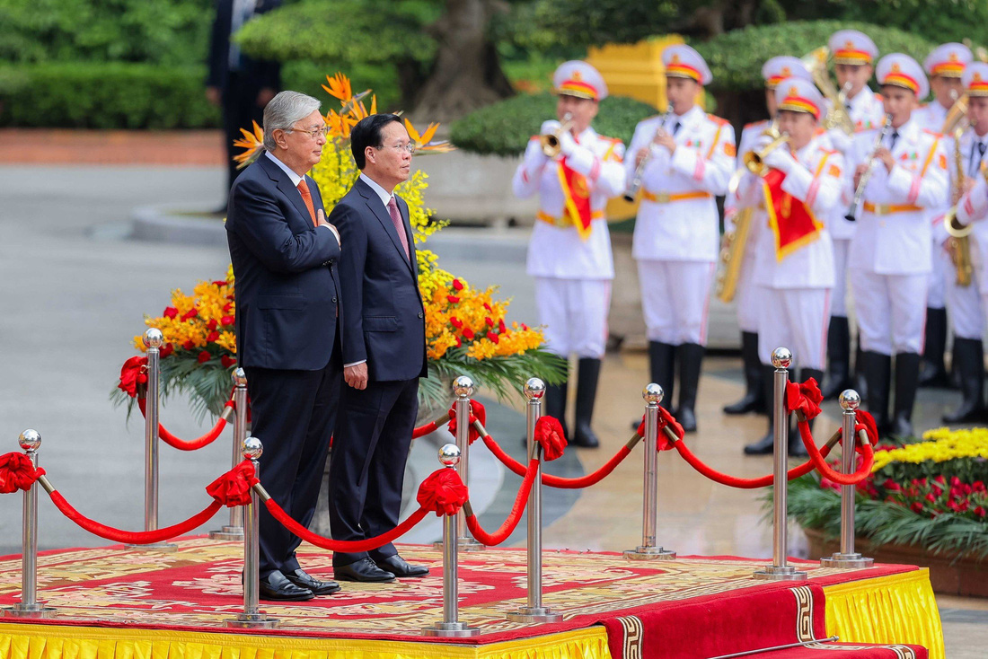 Đây là lần đầu tiên Tổng thống Kassym-Jomart Tokayev đến Việt Nam trên cương vị mới, cũng là chuyến thăm đầu tiên của một tổng thống Kazakhstan sau 12 năm - Ảnh: NGUYỄN KHÁNH