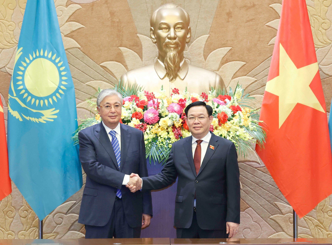 Nhân cuộc hội kiến Chủ tịch Quốc hội Vương Đình Huệ, Tổng thống Kassym-Jomart Tokayev đã trân trọng mời Chủ tịch Quốc hội sớm sang thăm chính thức Kazakhstan - Ảnh: TTXVN