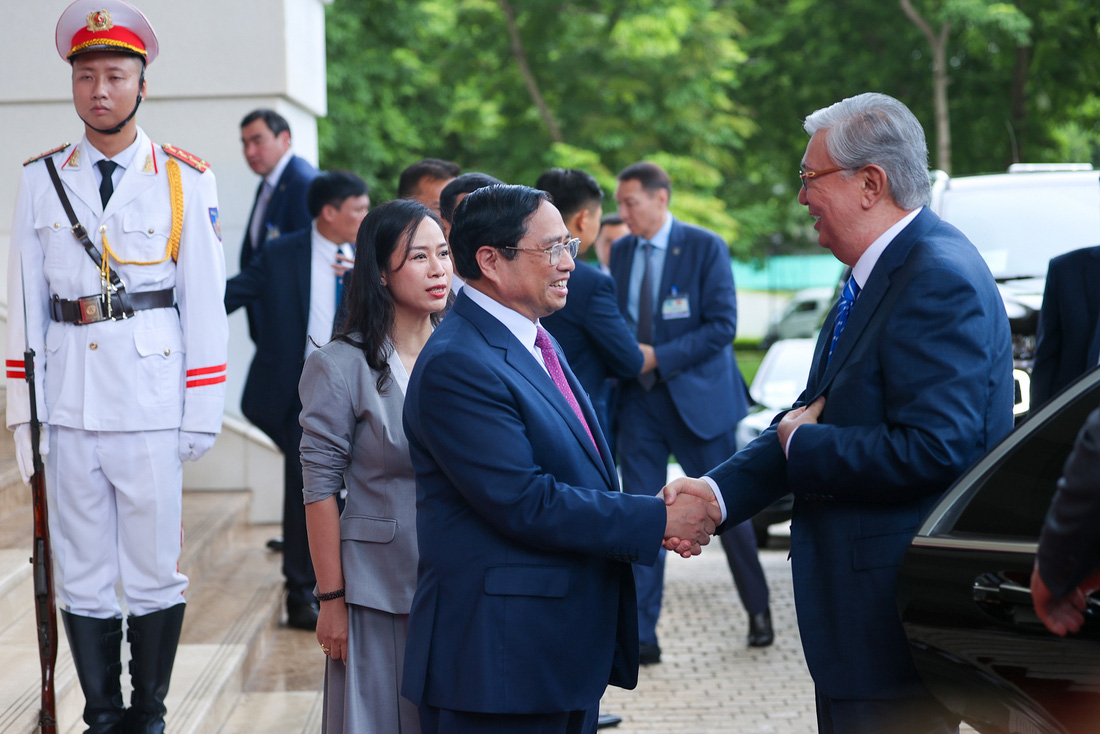 Thủ tướng Phạm Minh Chính tiếp Tổng thống Kazakhstan Kassym-Jomart Tokayev - Ảnh: chinhphu.vn