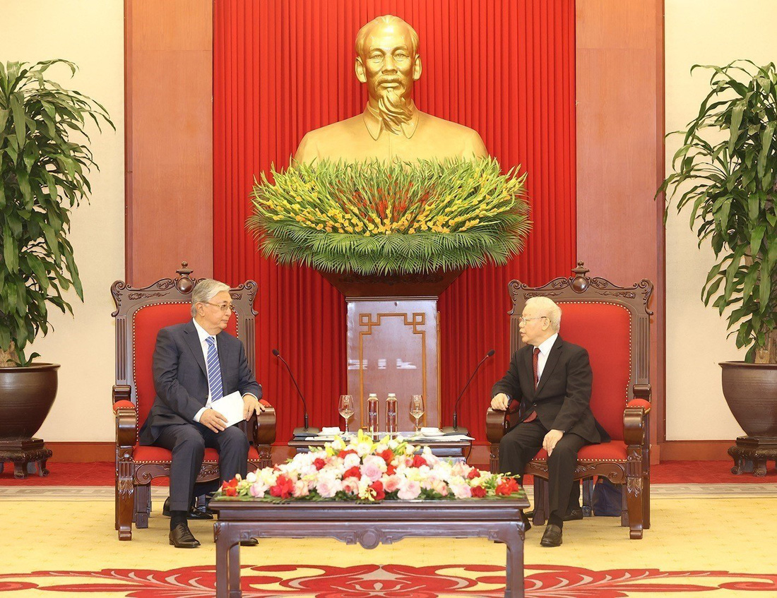 Tổng bí thư Nguyễn Phú Trọng trao đổi với Tổng thống Tokayev một số phương hướng, biện pháp lớn nhằm thúc đẩy quan hệ hai nước lên tầm cao mới - Ảnh: TTXVN