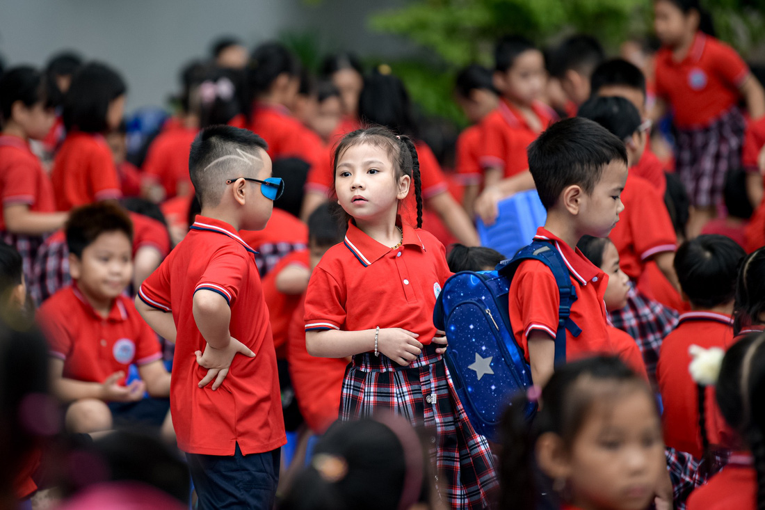 Lớp 1 vui nhưng cũng lạ lẫm. Một bé lớp 1 Trường tiểu học Nguyễn Du (quận Nam Từ Liêm, Hà Nội) nhớn nhác tìm mẹ trong đám đông - Ảnh: NAM TRẦN