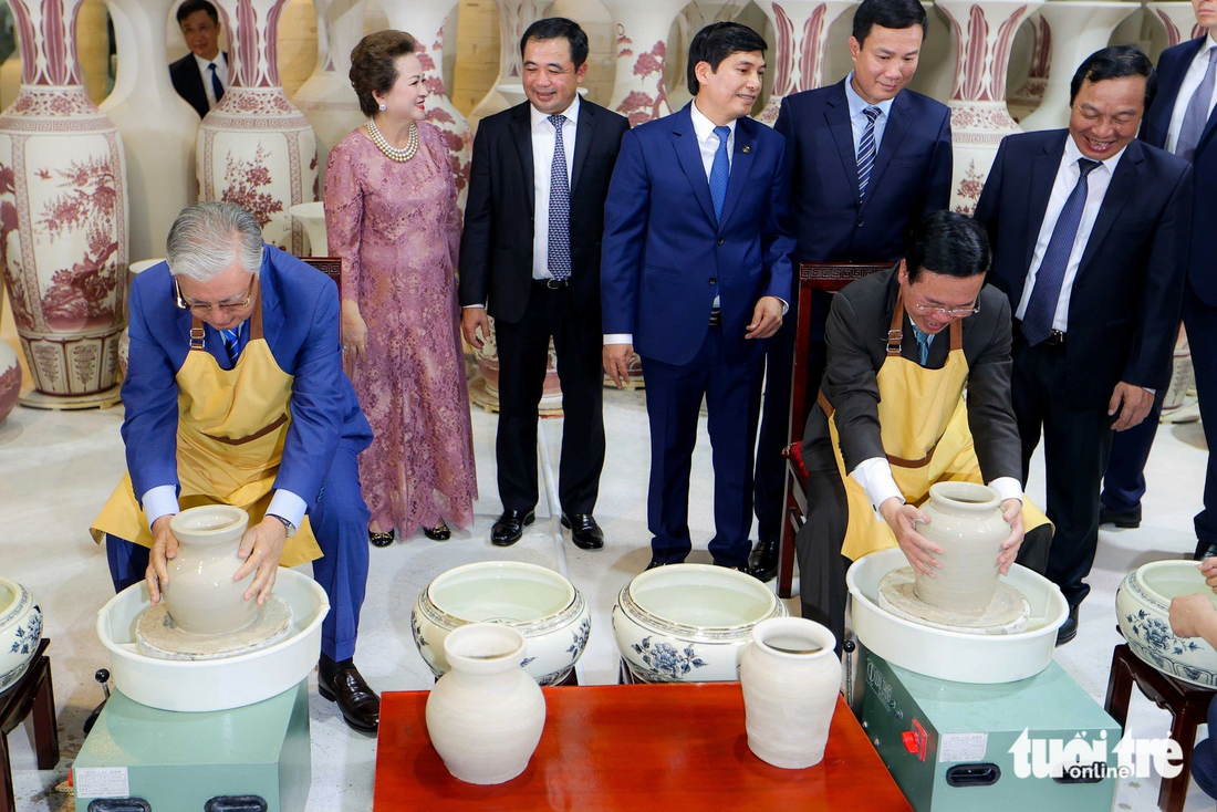 Tổng thống Kazakhstan Kassym-Jomart Tokayev và Chủ tịch nước Võ Văn Thưởng cùng thử làm gốm Chu Đậu sau khi tham quan làng nghề - Ảnh: NGUYỄN KHÁNH