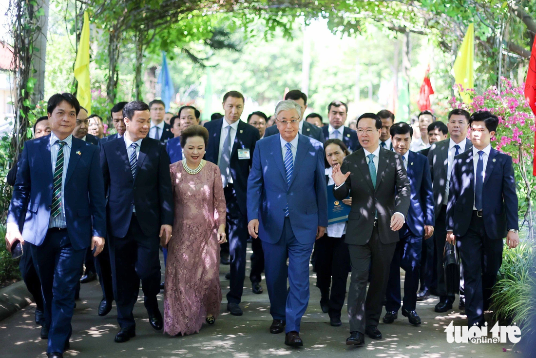 Chủ tịch nước Võ Văn Thưởng và Tổng thống Kazakhstan Kassym-Jomart Tokayev tham quan làng gốm Chu Đậu - Ảnh: NGUYỄN KHÁNH