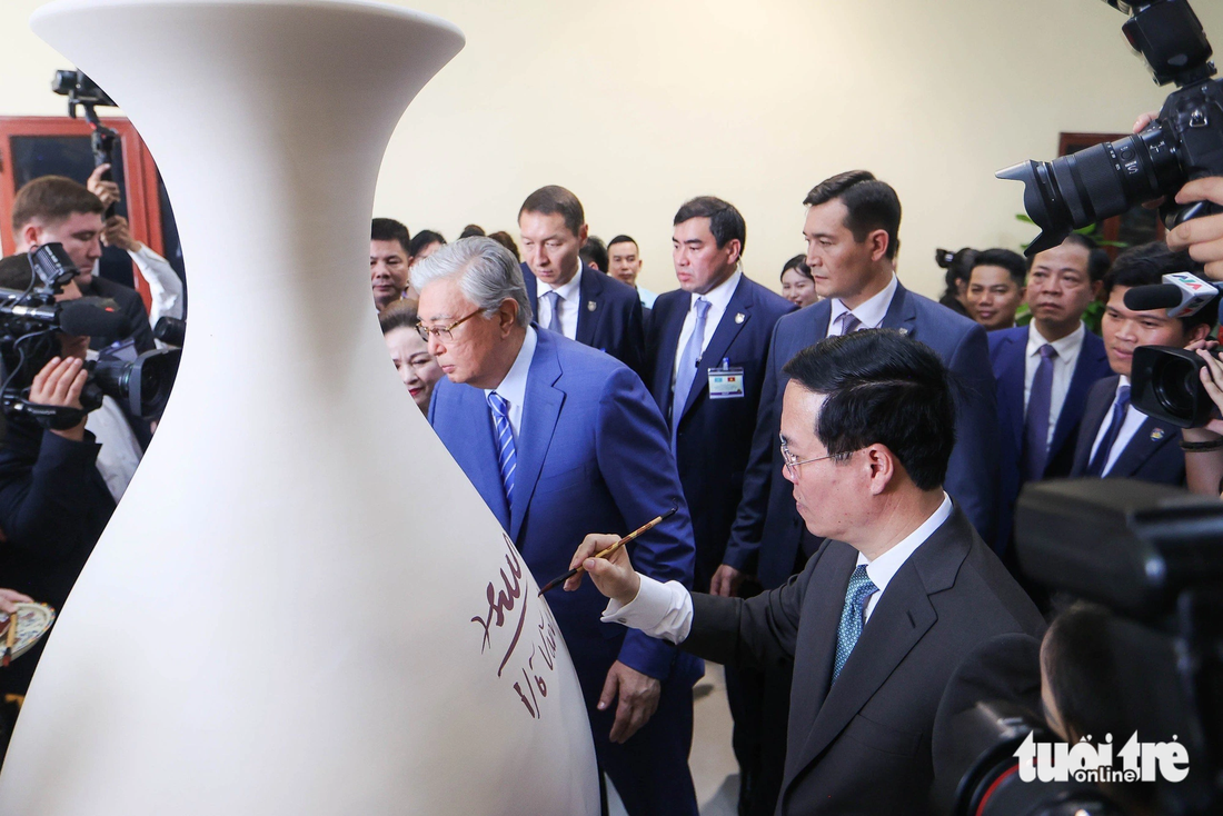 Chủ tịch nước Võ Văn Thưởng và Tổng thống Kazakhstan Tokayev cùng ký tên lên một chiếc bình gốm Chu Đậu - Ảnh: NGUYỄN KHÁNH