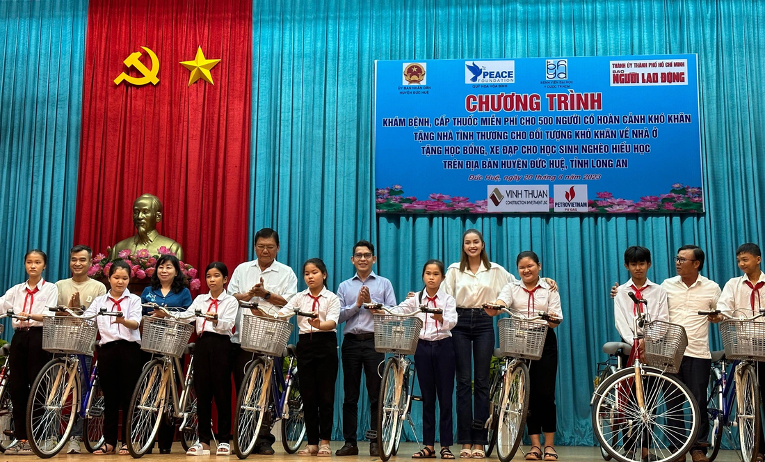 Hoa hậu Ngọc Châu tặng xe đạp cho học sinh nghèo hiếu học - Ảnh: NVCC
