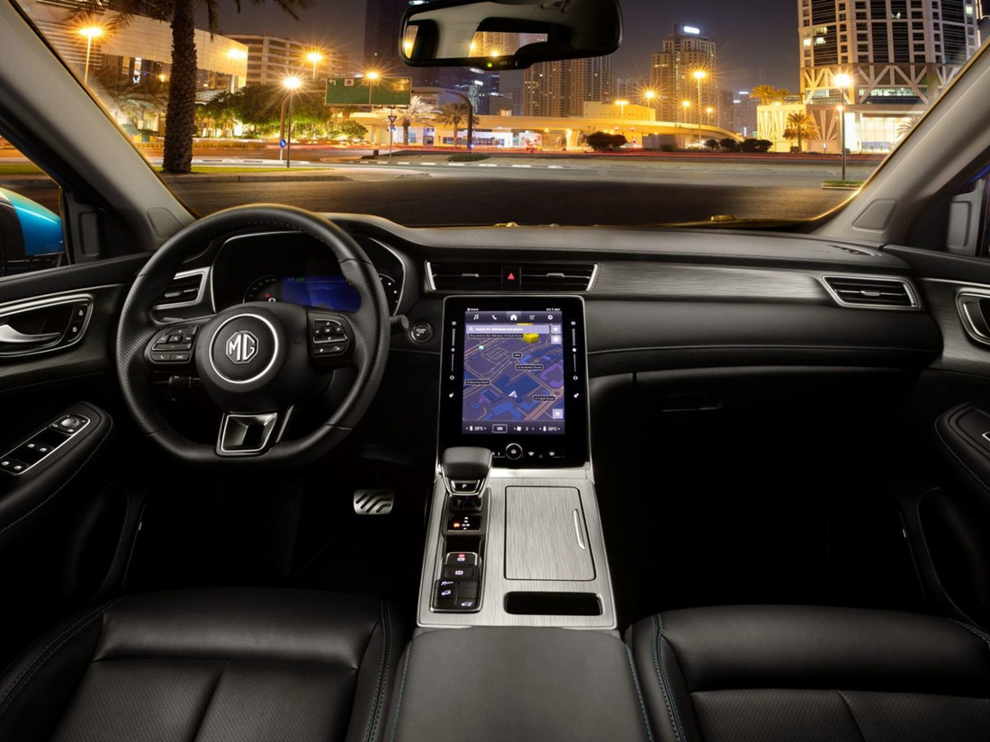 Bước vào bên trong, RX5 được bố trí không gian nội thất hiện đại với màn hình cảm ứng trung tâm 14,1 inch nằm dọc, tích hợp Apple CarPlay/Android Auto. Màn hình sau vô lăng kích thước 12,3 inch. Một số trang bị nổi bật khác trong xe bao gồm hệ thống định vị vệ tinh GPS, chìa khóa thông minh, phanh tay điện tử, sạc không dây và cửa sổ trời toàn cảnh panorama