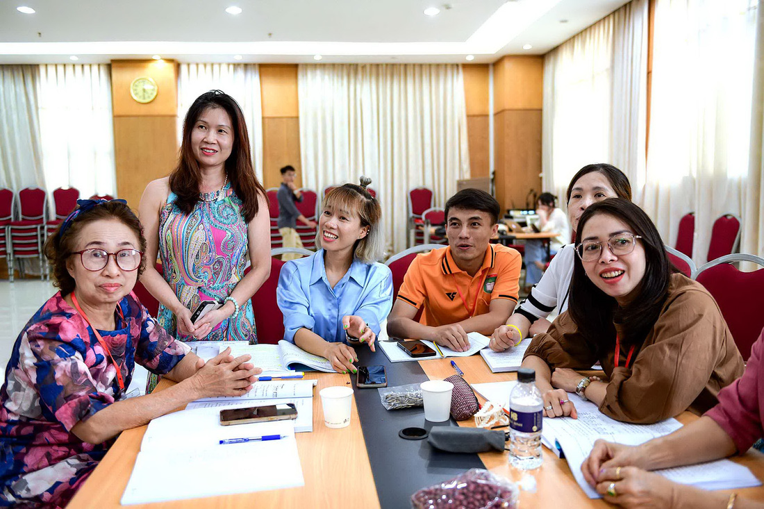 Các giáo viên tham gia buổi tập huấn giảng dạy tiếng Việt tại Hà Nội vào ngày 21-8 - Ảnh: NAM TRẦN