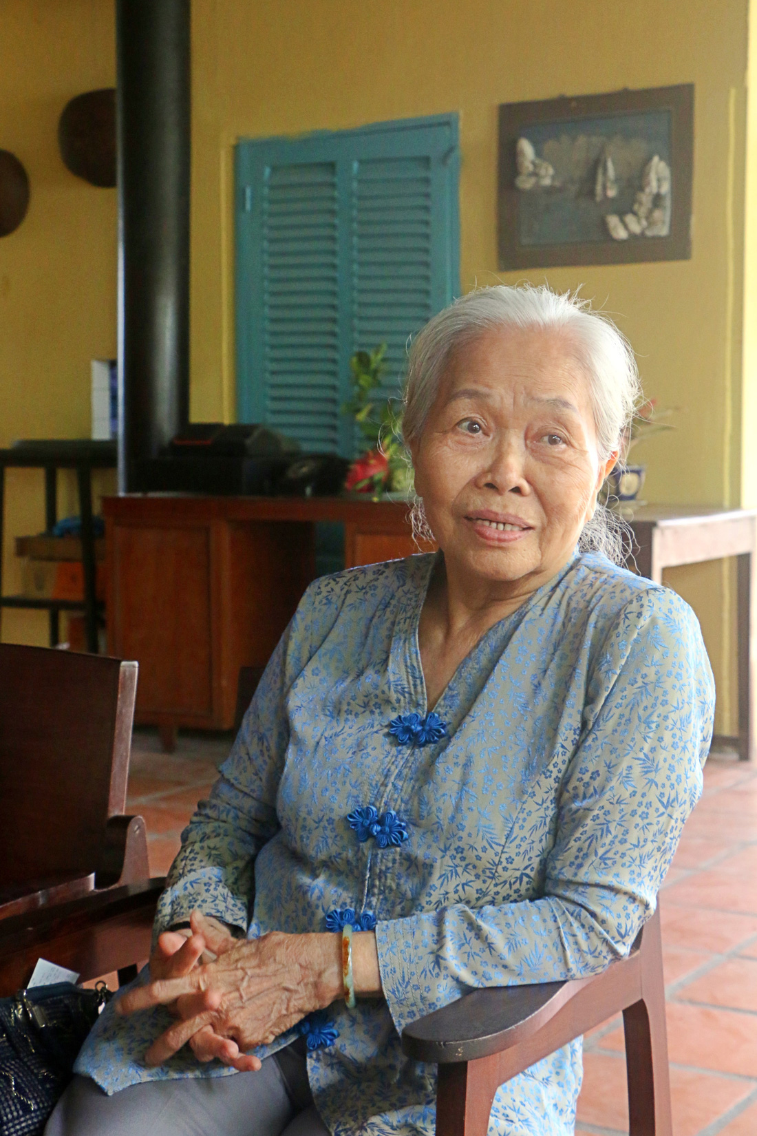 Bà Lê Tú Cẩm tại Bảo tàng Biệt động Sài Gòn Gia Định - Ảnh: THÁI THÁI