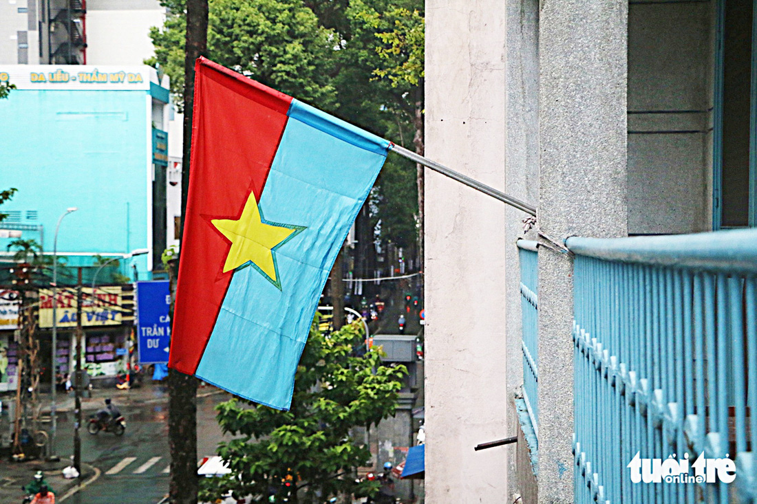 Lá cờ của Quân Giải phóng miền Nam Việt Nam được treo ở tầng 2 bảo tàng - Ảnh: T.THÁI