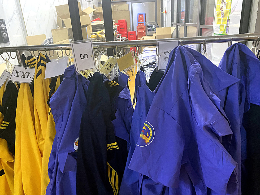 Những bộ đồng phục học sinh bán trong năm học 2023 - 2024 tại một trường THCS ở quận 3, TP.HCM - Ảnh: NGỌC PHƯỢNG