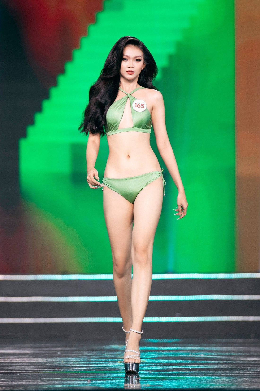 Thí sinh Miss Grand Vietnam 2023 nóng bỏng trong phần thi áo tắm - Ảnh: KIẾNG CẬN TEAM