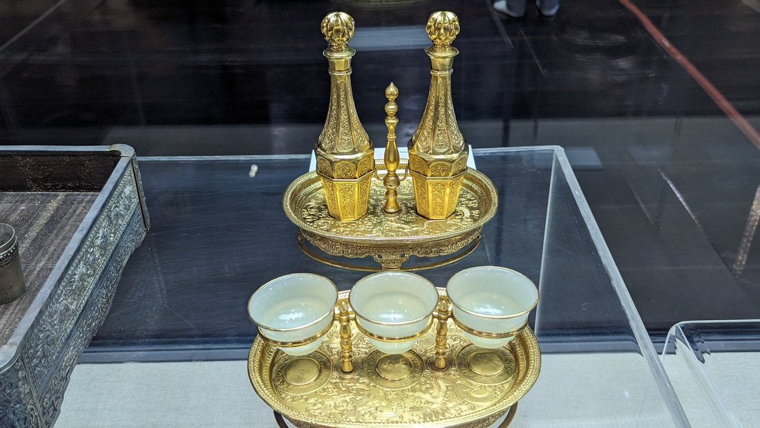 Bộ chén ngọc, khay vàng là đồ dùng trong hoàng cung dưới triều vua Khải Định - Ảnh: NHẬT LINH
