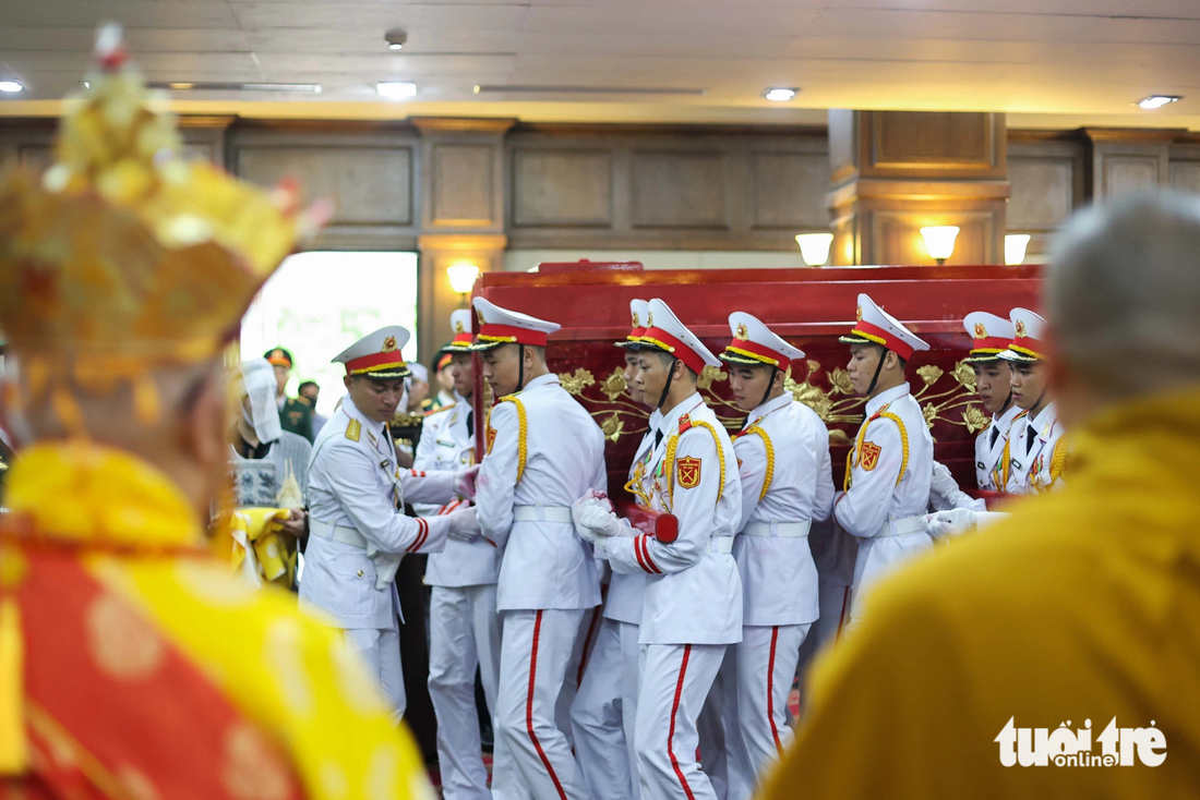 Đội danh dự đưa linh cữu của cố Phó thủ tướng Lê Văn Thành vào hội trường để cử hành tang lễ - Ảnh: NGUYỄN KHÁNH