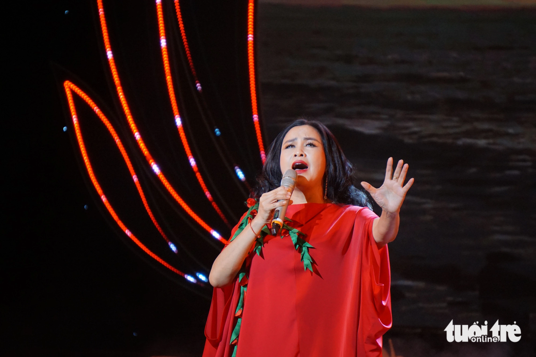 Ca sĩ Thanh Lam hát Màu hoa đỏ trong chương trình - Ảnh: T.ĐIỂU