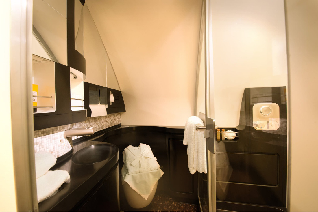 Khoang hạng nhất sang chảnh nhất thế giới: Có phòng ngủ riêng, vòi tắm nước nóng - Ảnh 6.