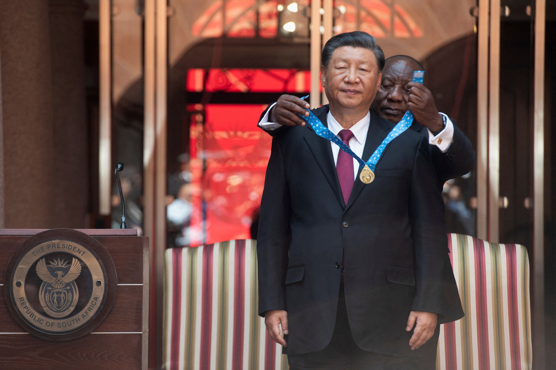 Tổng thống Nam Phi Cyril Ramaphosa trao tặng Huân chương Nam Phi cho Chủ tịch Trung Quốc Tập Cận Bình trước thềm khai mạc Thượng đỉnh nhóm BRICS hôm 22-8 - Ảnh: REUTERS