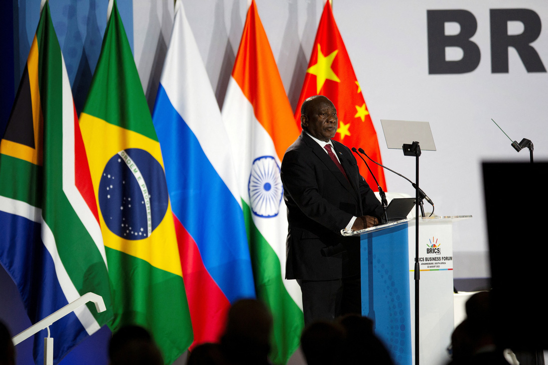 Tổng thống Nam Phi Cyril Ramaphosa phát biểu mở màn Thượng đỉnh nhóm BRICS hôm 22-8 - Ảnh: REUTERS