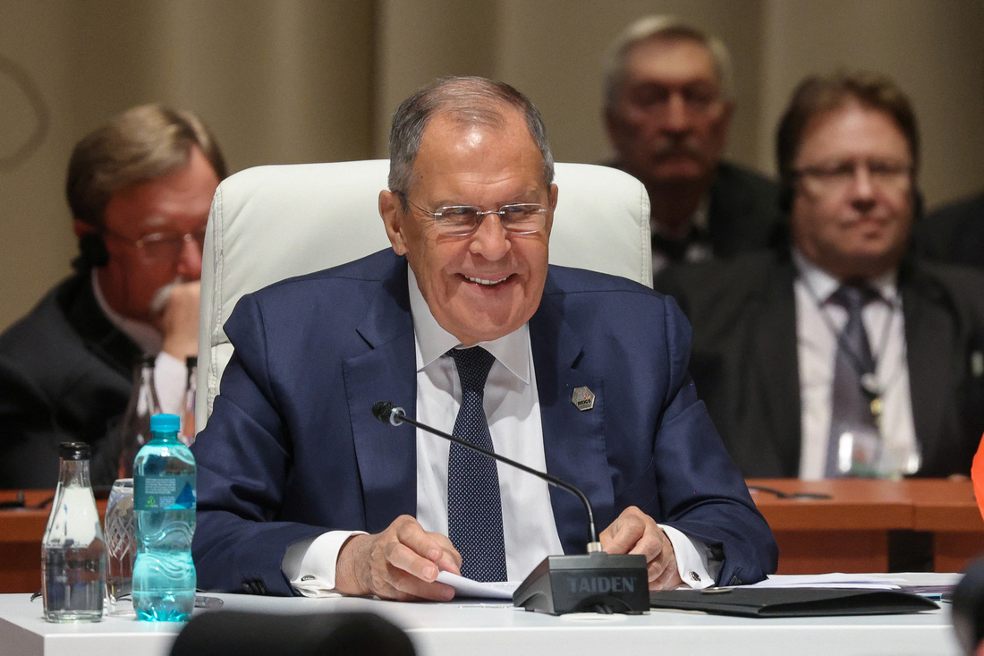 Ngoại trưởng Nga Sergei Lavrov tươi cười tại phiên họp hôm 23-8 trong khuôn khổ Thượng đỉnh nhóm BRICS - Ảnh: REUTERS