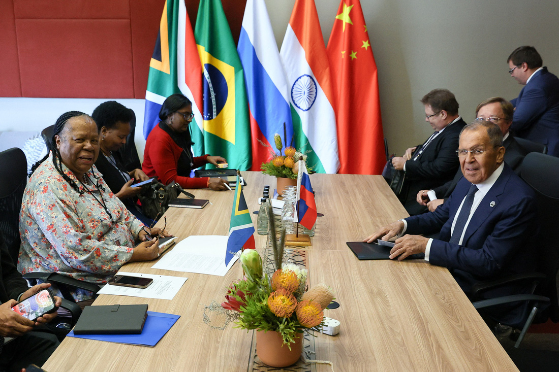 Ông Lavrov họp riêng cùng Ngoại trưởng Nam Phi Naledi Pandor (trái) hôm 23-8, bên lề Thượng đỉnh nhóm BRICS. Ông Lavrov thay mặt ông Putin dẫn đầu đoàn đại biểu của Nga tham dự hội nghị thượng đỉnh lần này - Ảnh: REUTERS