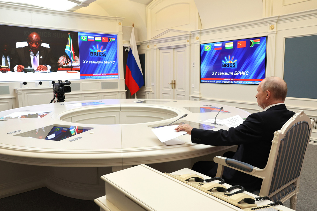 Phòng họp trực tuyến Thượng đỉnh nhóm BRICS của ông Putin tại Matxcơva. Tổng thống Nga không thể dự trực tiếp hội nghị ở Johannesburg vì một số lý do, trong đó có việc tránh rắc rối từ lệnh bắt của Tòa án Hình sự quốc tế (ICC) - Ảnh: SPUTNIK