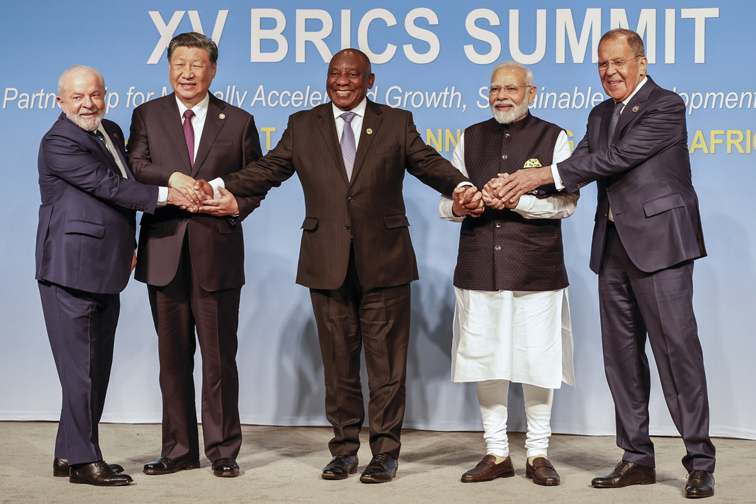 Đại diện các nước thành viên nhóm BRICS chụp ảnh lưu niệm tại Hội nghị Thượng đỉnh lần thứ 15 của nhóm này hôm 23-8 - Ảnh: AFP