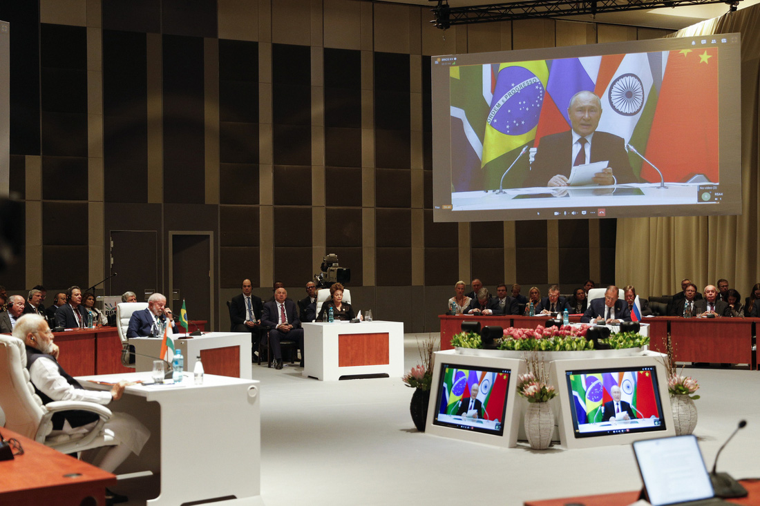 Lãnh đạo các nước thuộc nhóm BRICS theo dõi phần phát biểu của Tổng thống Nga Vladimir Putin qua nền tảng trực tuyến tại phiên họp hôm 23-8 - Ảnh: REUTERS
