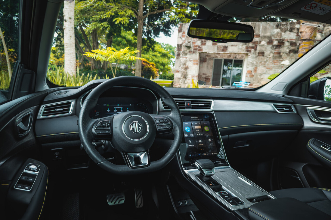 Bên trong, MG RX5 sở hữu màn hình cảm ứng trung tâm 14,1 inch nằm dọc, tích hợp Apple CarPlay/Android Auto. Màn hình sau vô lăng kích thước 12,3 inch. Một số trang bị nổi bật khác trong xe bao gồm hệ thống định vị vệ tinh GPS, chìa khóa thông minh, phanh tay điện tử, sạc không dây và cửa sổ trời toàn cảnh panorama - Ảnh: MG