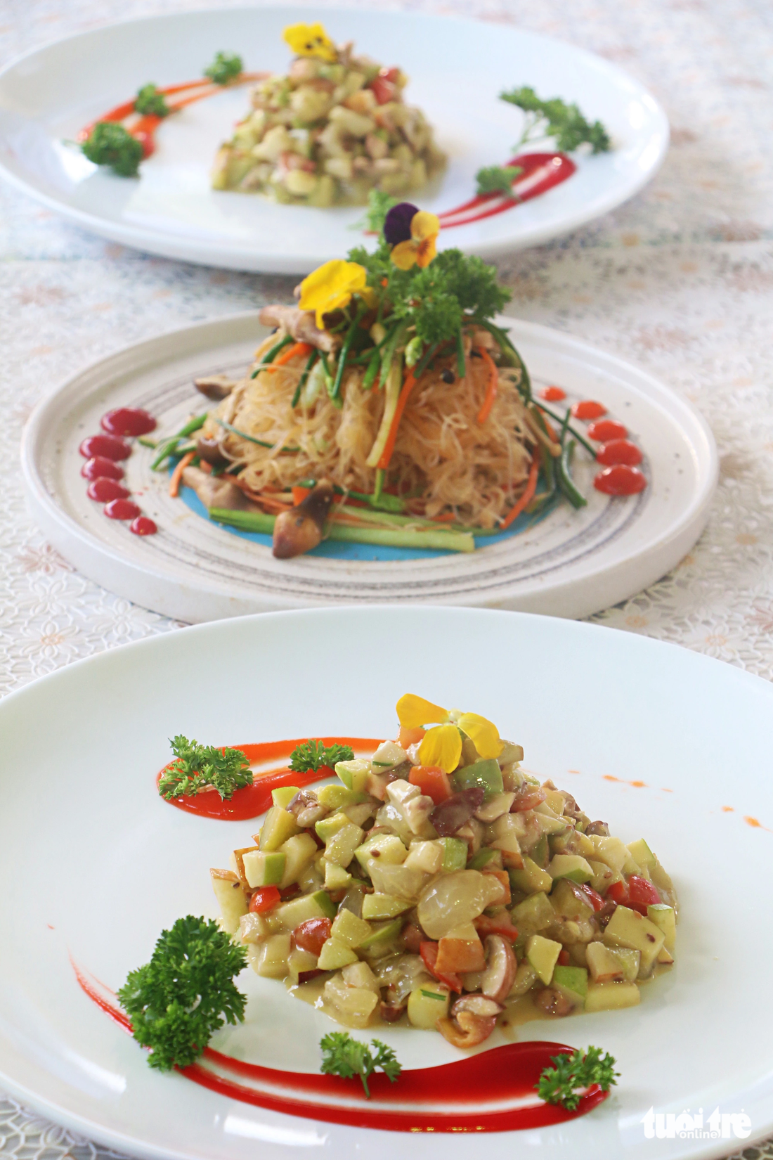 Từ dưới lên là ba món ăn của đầu bếp Nguyễn Đăng Ngọc: salad trái cây bốn mùa, miến xào nấm mối, nấm mối xiên que áp chảo - Ảnh: THÁI THÁI