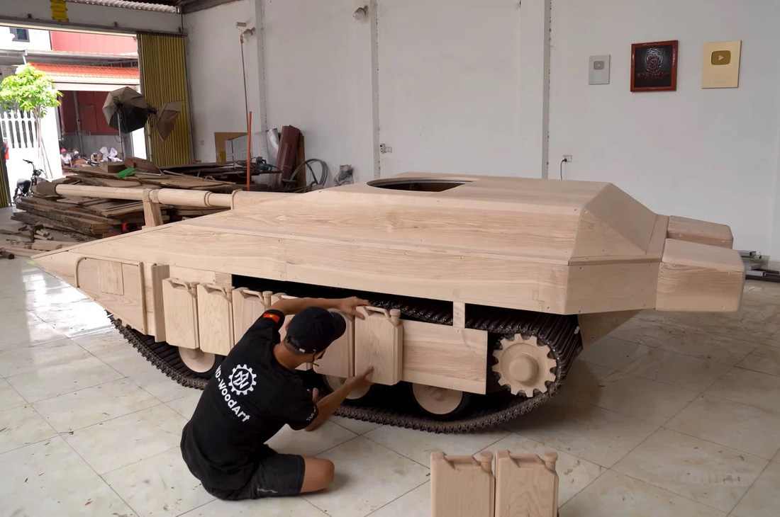 Ông bố làm xe tăng gỗ kích thước thật tặng con gây ấn tượng mạnh với báo nước ngoài - Ảnh 3.