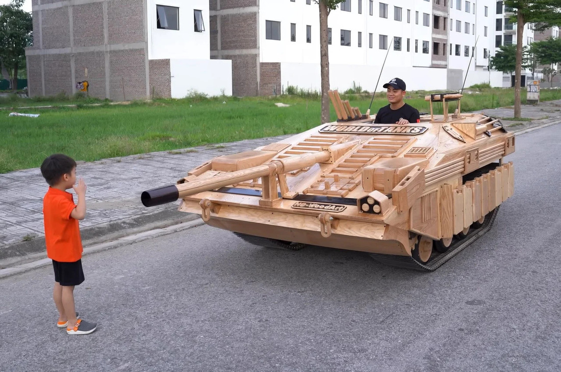 Là một chiếc xe điện, mặc dù có phạm vi hoạt động hạn chế, nhưng chiếc xe tăng gỗ này có thể đi trên đường và đồng cỏ bằng phẳng một cách dễ dàng. Tuy nhiên, xe sẽ không đè bẹp ô tô hay leo cầu thang và quay đầu như một chiếc xe tăng thực sự. Dù vậy, chiếc xe tăng gỗ này là quá đủ để mang lại cảm giác không kém như ngồi xe thật - Ảnh: ND - Woodworking Art