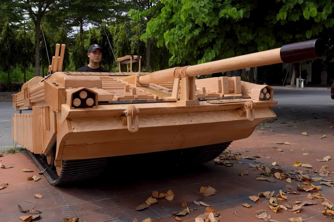 Ông bố làm xe tăng gỗ kích thước thật tặng con gây ấn tượng mạnh với báo nước ngoài - Ảnh 7.