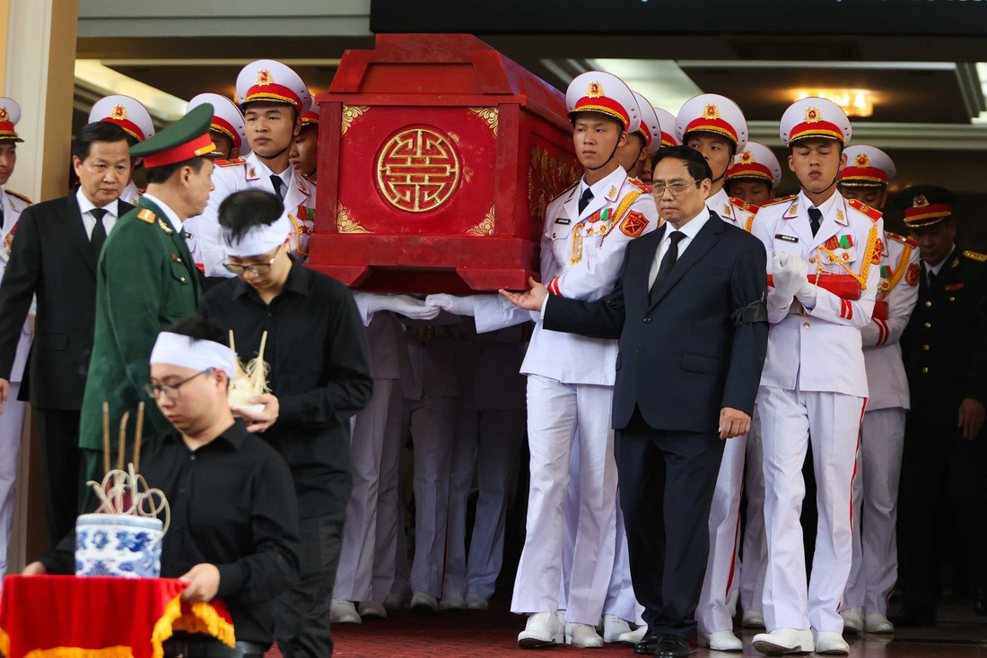 Thủ tướng Phạm Minh Chính và Phó thủ tướng Lê Minh Khái tiễn đưa cố Phó thủ tướng Lê Văn Thành về nơi an nghỉ cuối cùng - Ảnh: NGUYỄN KHÁNH