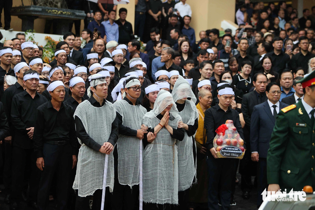 Gia đình và tang quyến cố Phó thủ tướng Lê Văn Thành tại lễ truy điệu - Ảnh: NGUYỄN KHÁNH