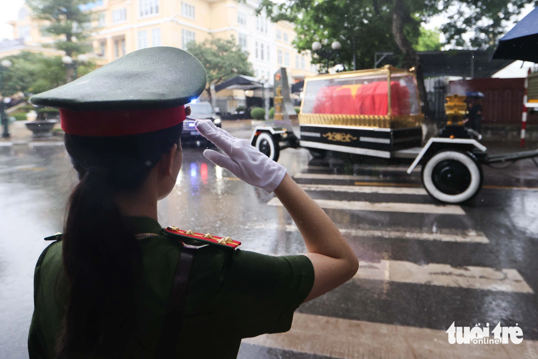 Một chiến sĩ công an Hải Phòng chào tiễn biệt cố Phó thủ tướng Lê Văn Thành - Ảnh: NGUYỄN KHÁNH