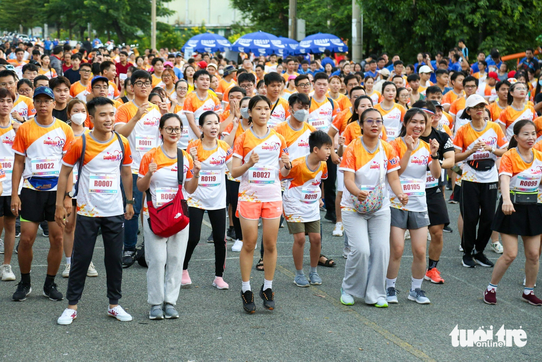 Sáng 27-8, hàng ngàn người có mặt tại khu vực cổng chính Khu chế xuất Tân Thuận (quận 7, TP.HCM) tham gia giải chạy
