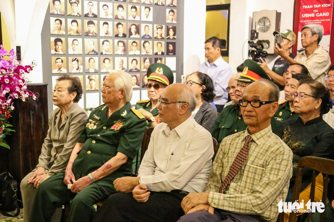 Các đại biểu theo dõi đoạn phim tư liệu về lực lượng Biệt động Sài Gòn.