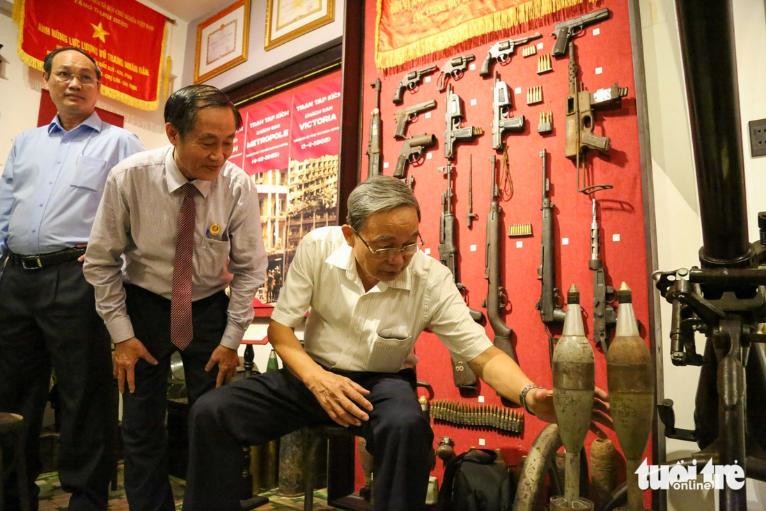 Các đại biểu tìm hiểu về bộ sưu tập vũ khí của lực lượng Biệt động Sài Gòn sử dụng trong hai thời kỳ chống Pháp và chống Mỹ.