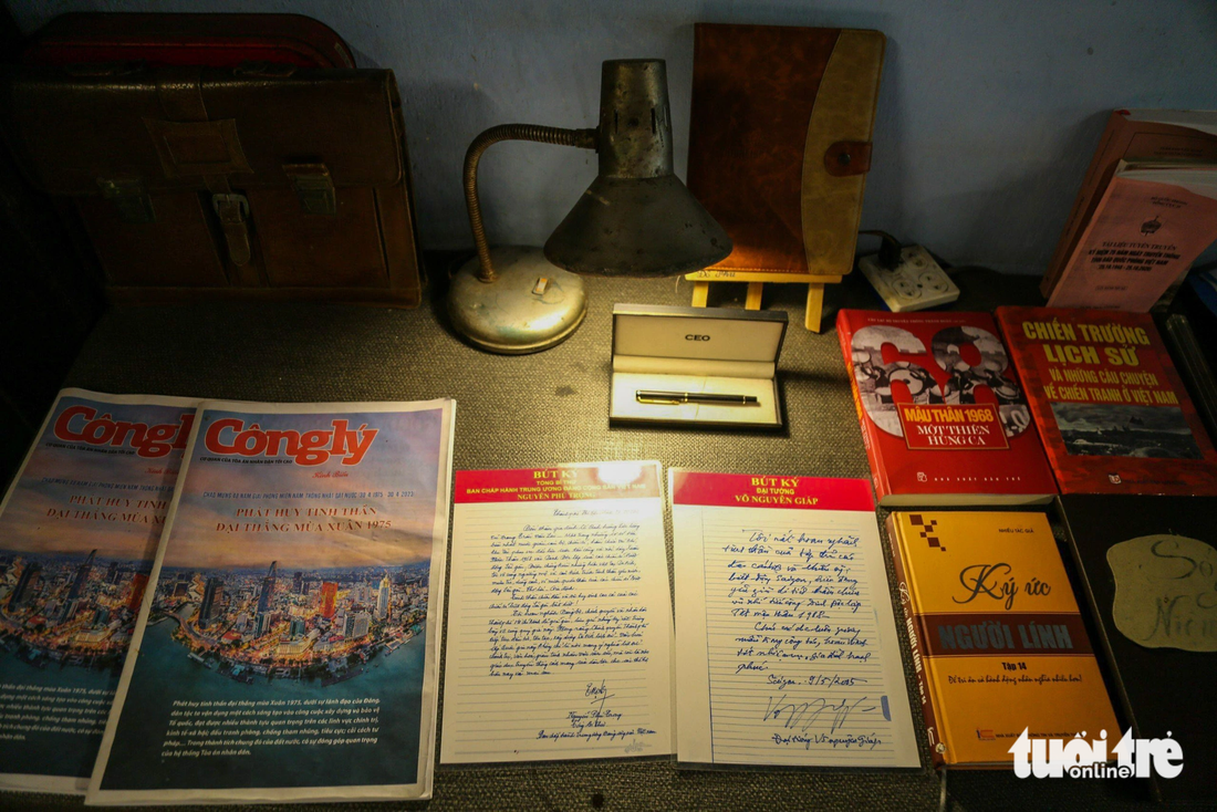 Bút ký của Đại tướng Võ Nguyên Giáp và Tổng bí thư Nguyễn Phú Trọng được trưng bày bên trong quán cà phê Đỗ Phủ